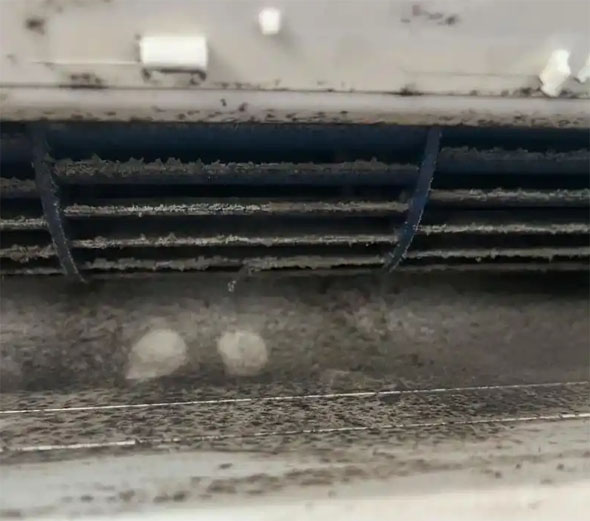 平桂空调吹的风有股烧焦味是怎么回事